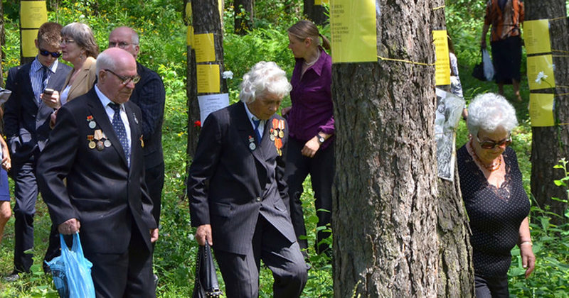 Namen der Opfer hängen im Wald von Blagowschtschina - Foto: IBB