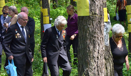 Namen der Opfer hängen im Wald von Blagowschtschina - Foto: IBB - Copyright: IBB - Internationales Begegnungswerk 'Johannes Rau' Minsk