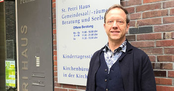 Matthias Schmidt vor dem Beratungs- und Seelsorgezentrum - Copyright: Marieke Lohse