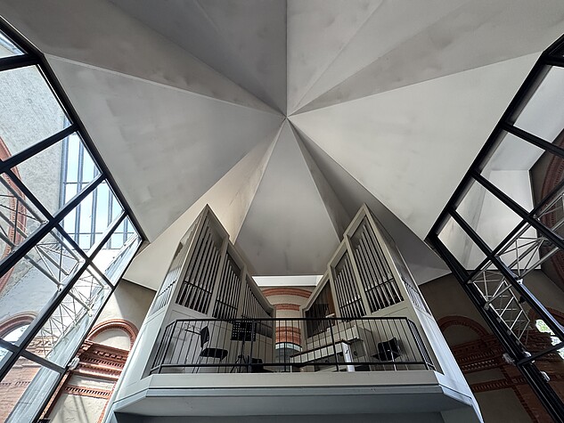 Ein Blick auf die Decke in der Apostelkirche Eimsbüttel