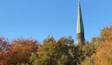 Kirche St. Marien Turm im Herbst - Copyright: Britta Eger