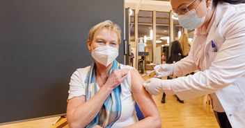 Bischöfin Kirsten Fehrs erhält ihre Booster-Impfung gegen Corona - Copyright: © Marcelo Hernandez, Nordkirche