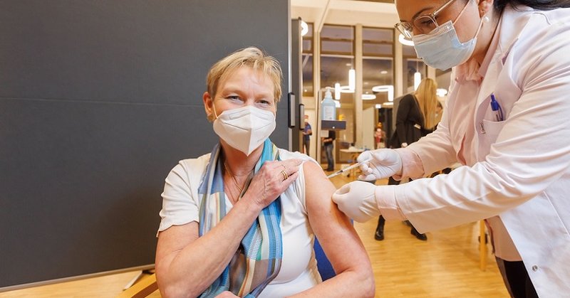 Bischöfin Kirsten Fehrs erhält ihre Booster-Impfung gegen Corona