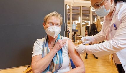Bischöfin Kirsten Fehrs erhält ihre Booster-Impfung gegen Corona - Copyright: © Marcelo Hernandez, Nordkirche