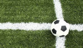 Fußball auf Rasen, Foto: istock