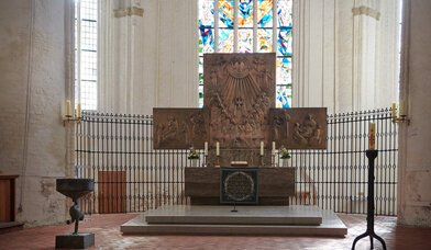 Altar von Otto Münch in der Hauptkirche St. Katharinen - Copyright: Catrin-Anja Eichinger