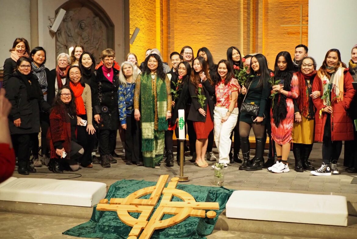 Frauengruppe im Altarraum der Hauptkirche St. Petri Hamburg
