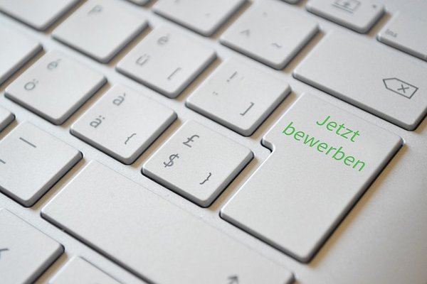 Tastatur mit taste "Jetzt bewerben!" - Copyright: Adrian pixabay