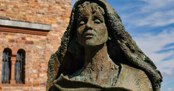 Die Statue einer Frau steht vor einem Gebäude - Copyright: Hans-Georg Vorndran / fundus-medien.de