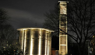 Beleuchtete Kirche bei Nacht - Copyright: Pressefoto