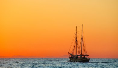 Segelschiff im Sonnenuntergang - Copyright: Gerhard Bögner, Pixabay