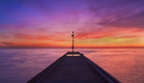 Pier beim Sonnenuntergang - Copyright: AlessandroColle von Getty Images