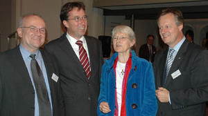 Bischöfin Maria Jepsen, Propst Horst Gorski (links) und Propst Karl-Heinrich Melzer (rechts) gratulieren dem neuen Propst Thomas Drope.