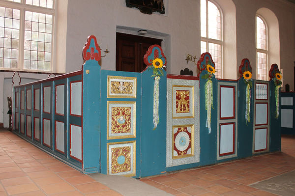 Alte Gestühlgruppe mit Schnitzereien in der St. Pankratiuskirche Ochsenwerder - Copyright: Simone Vollstädt