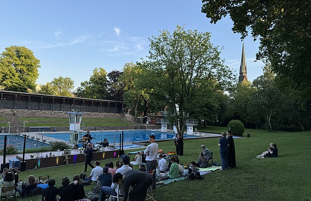 Eine Gruppe von Menschen bei der Freilufttaufe des Kaifu-Bads
