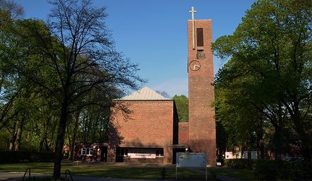 Die Ansgar-Kirche in Hamburg Langenhorn. - Copyright: Arnold Schnittger