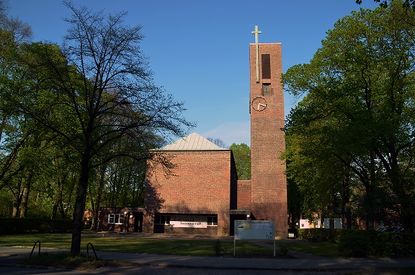 Die Ansgar-Kirche in Hamburg Langenhorn. - Copyright: Arnold Schnittger