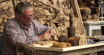 Ein älterer Handwerker bei der Arbeit - Copyright: © Creative Commons