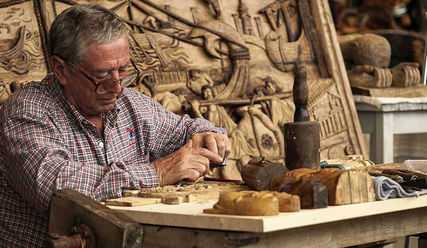 Ein älterer Handwerker bei der Arbeit - Copyright: © Creative Commons