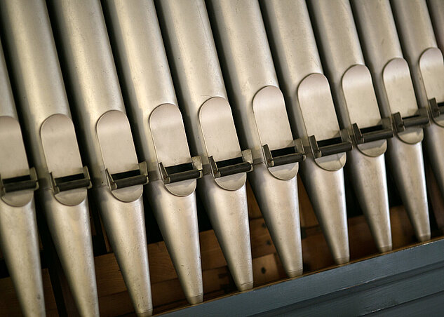 Eine Orgel in einer Kirche