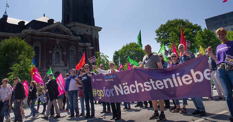 Bischöfin Kirsten Fehrs und Kirchenmitglieder auf der Demo am 19. Mai, vor dem Hamburger Michel