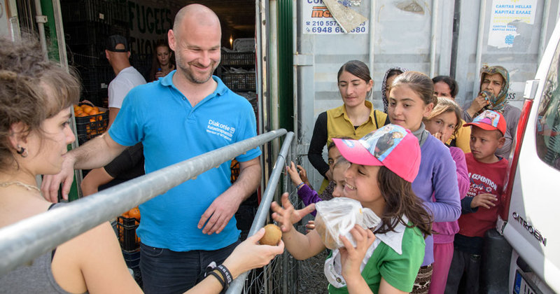 Nothilfe im Flüchtlingslager Idomeni in Griechenland: Markus Koth verteilt Lebensmittel an Geflüchtete