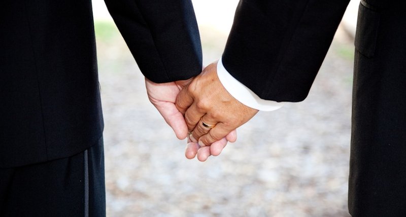 Zur Feier des Tages können schwule und lesbische Paare am Sonntag im Rathaus heiraten