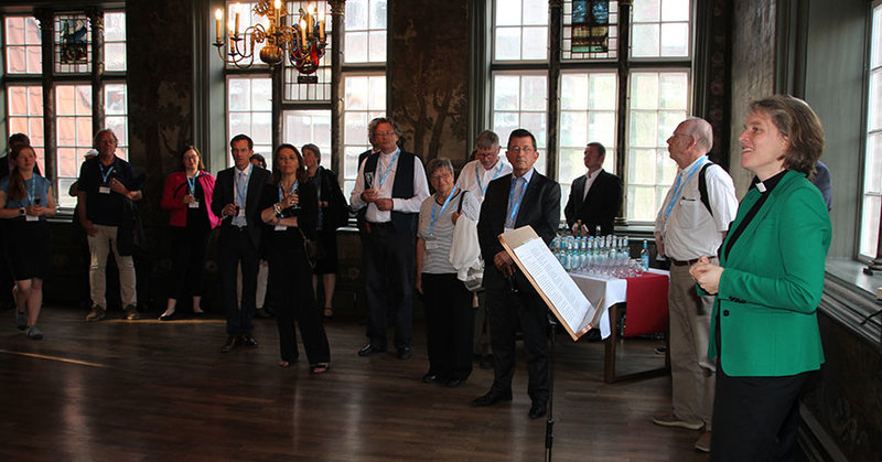 Pröpstin Astrid Kleist (rechts) begrüßt als Vizepräsidentin die Vertreterinnen und Vertreter des Lutherischen Weltbundes in Hamburg