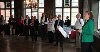 Pröpstin Astrid Kleist (rechts) begrüßt als Vizepräsidentin die Vertreterinnen und Vertreter des Lutherischen Weltbundes in Hamburg - Copyright: © Astrid Weyermüller / LWB