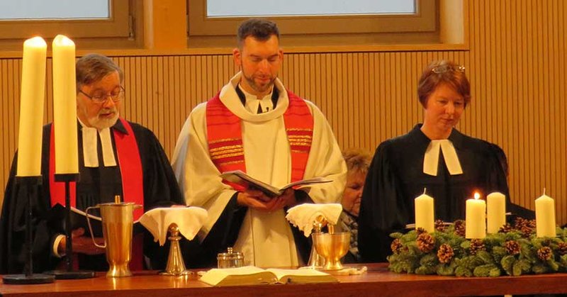 Die drei Geistlichen der Kirchengemeinde Quickborn-Hasloh am Altar der neuen Kirche: Rainer Patz, Florian Niemöller und Claudia Weisbarth (v.l.) – ©Hartmut Ermes