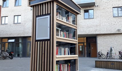 Bücherschrank vor dem Gemeindezentrum St. Markus - Copyright: Volker Simon