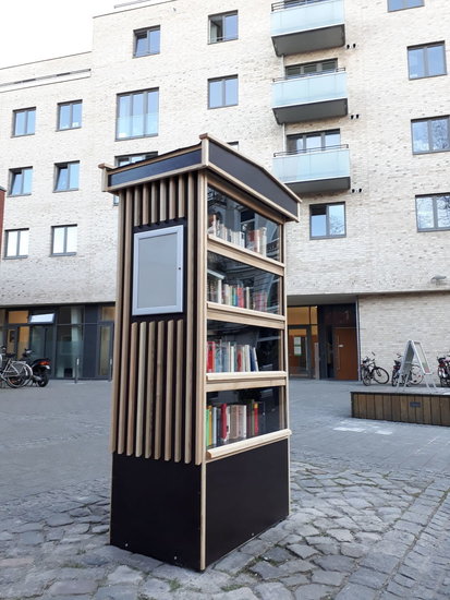 Bücherschrank vor dem Gemeindezentrum St. Markus