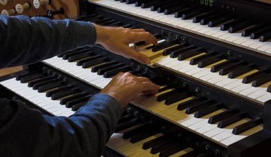 Hände auf einem Orgelmanual - Copyright: Amt für Kirchenmusik
