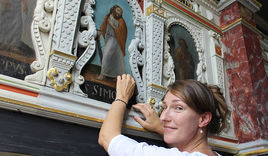 Gemälde-Restaurierung in der Kreuzkirche Wilhelmsburg. - © epd - Copyright: epd