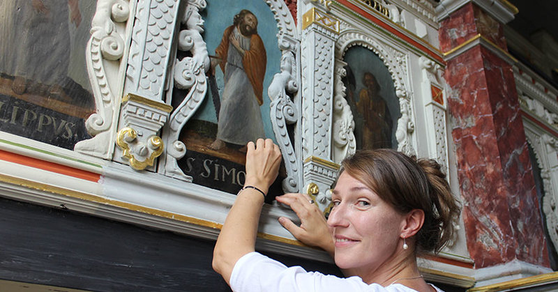 Gemälde-Restaurierung in der Kreuzkirche Wilhelmsburg. - © epd