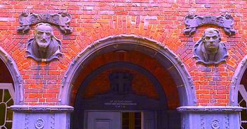 Das Portal der Auferstehungskirche in Barmbek-Nord zieren Keramikbüsten der Reformatoren Martin Luther und Philipp Melanchthon - hier ein coloriertes Bild - Copyright: Karsl Siegmann/Auferstehungskirche Barmbek-Nord