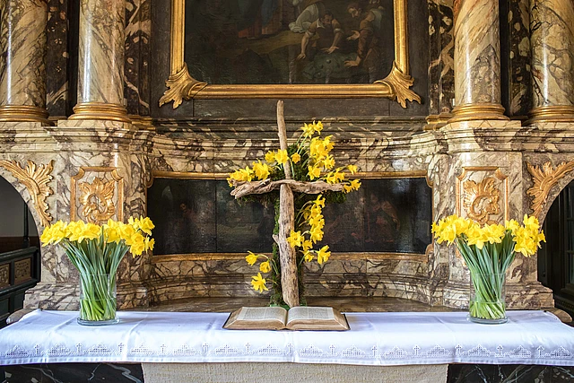Altar geschmückt mit Osterglocken. 