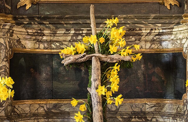 Altar geschmückt mit Osterglocken. 