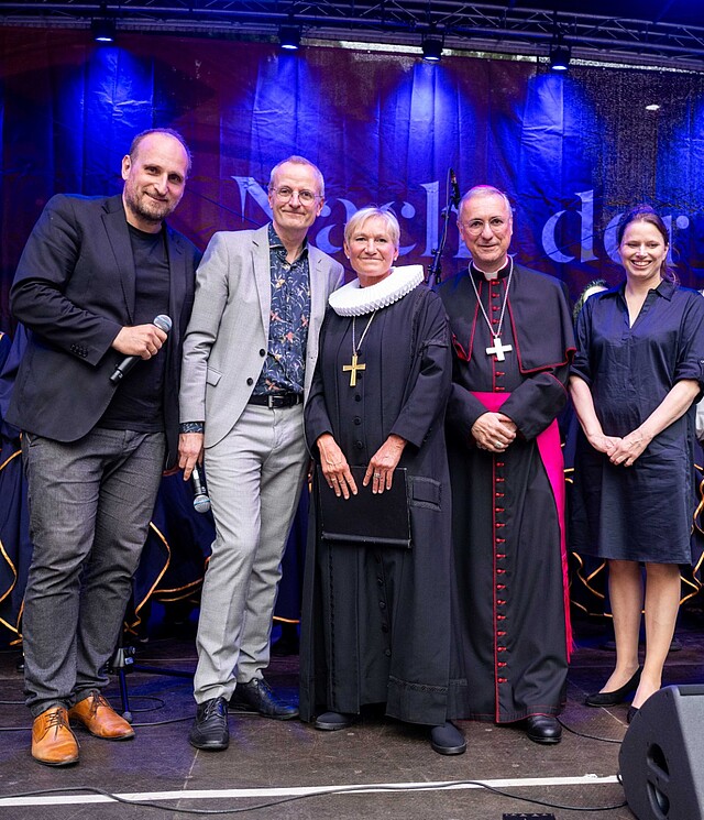 BU: v.l.n.r. NDR-Moderator Daniel Kaiser, Propst Dr. Martin Vetter, Bischöfin Kirsten Fehrs, Erzbischof Dr. Stefan Heße, Senatorin Dr. Melanie Leonhard und Pastor Uwe Onnen (Vorsitzender ACKH) eröffnen die 22. Nacht der Kirchen in Hamburg auf der NDR-Nacht-der-Kirchen-Bühne am Mönckebergbrunnen. 