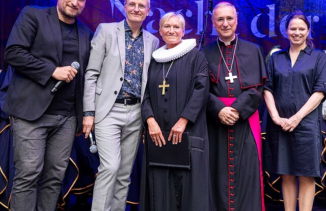 BU: v.l.n.r. NDR-Moderator Daniel Kaiser, Propst Dr. Martin Vetter, Bischöfin Kirsten Fehrs, Erzbischof Dr. Stefan Heße, Senatorin Dr. Melanie Leonhard und Pastor Uwe Onnen (Vorsitzender ACKH) eröffnen die 22. Nacht der Kirchen in Hamburg auf der NDR-Nacht-der-Kirchen-Bühne am Mönckebergbrunnen. 