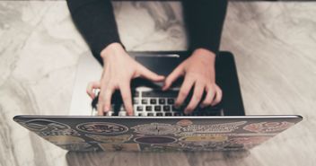 Person tippt auf einer Laptop-Tastatur - Copyright: NeONBRAND/Unsplash 