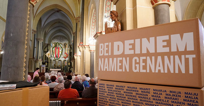 32 evangelische und katholische Marien- und Nikolaikirchen bundesweit zeigen die Wanderausstellung. - © EKDkultur/Schoelzel