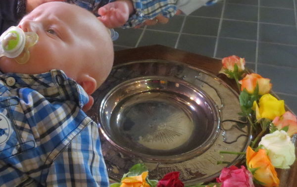 Kind bei der Taufe - Copyright: Kirchengemeinde Eidelstedt/ Foto: privat