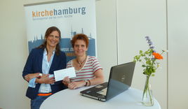 Gewinnerin Sabrina Bischoff (rechts) mit Redakteurin Sabine Henning - Copyright: kirche-hamburg.de