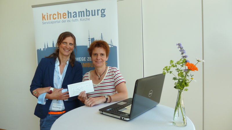 Gewinnerin Sabrina Bischoff (rechts) mit Redakteurin Sabine Henning
