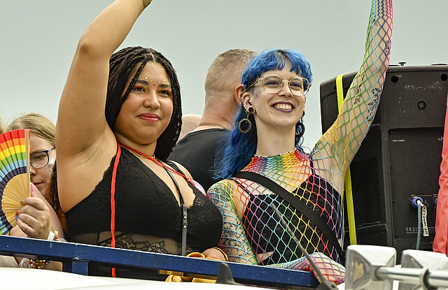 Menschen auf dem CSD-Truck der Kirche Hamburg