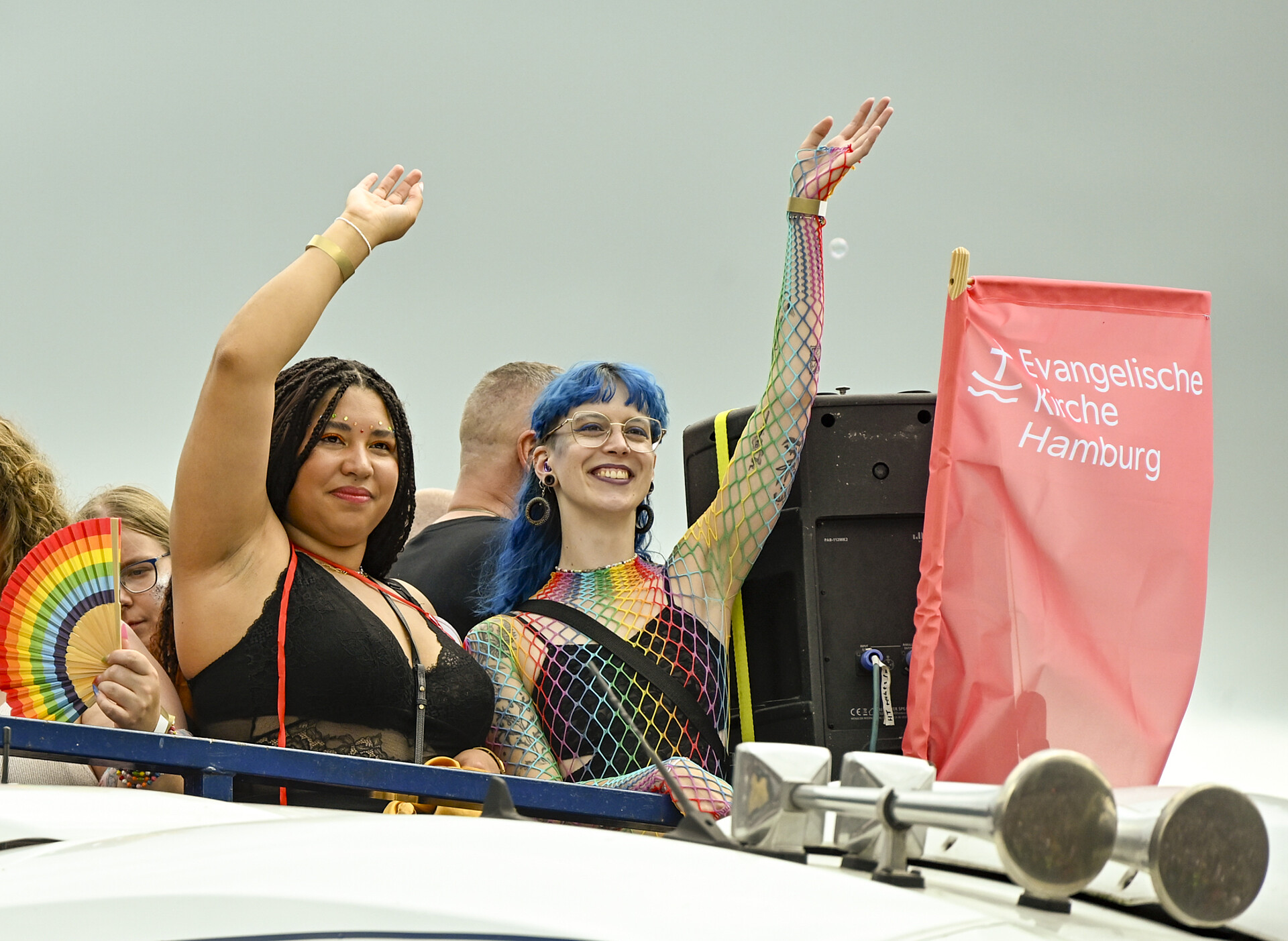 Menschen auf dem CSD-Truck der Kirche Hamburg