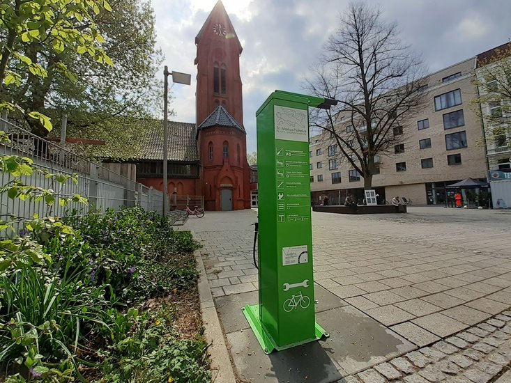 Velofit-Fahrradstation vor der Kirche St. Markus