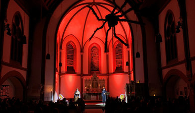 St. Pauluskirche innen; rot mit Spinne - Copyright: Hermann Straßberger