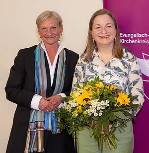 Bischöfin Kirsten Fehrs gratuliert Pastorin Anne Arnholz zur Wahl